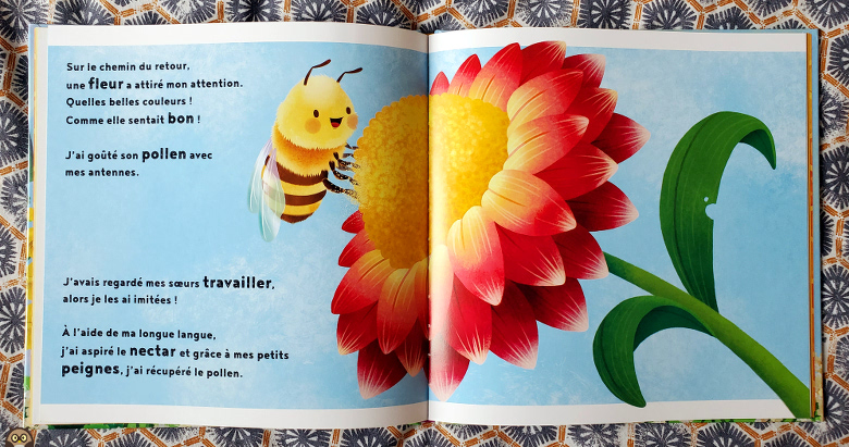 La Petite Abeille récupère le pollen d'une fleur avec ses petits peignes.
