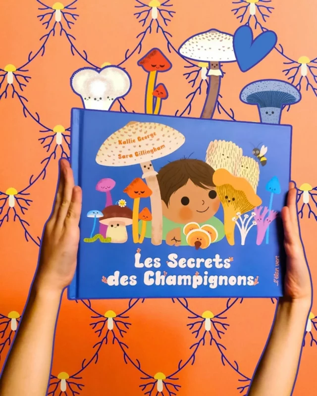Sous leurs drôles de chapeaux, les champignons cachent bien des secrets. Et cet album aux illustrations punchy et vraiment trop choupignonnes nous dévoile de nombreuses notions documentaires sur ces êtres vivants étonnants. Un univers fascinant présenté de façon simplifiée accessible dès 4 ans !

#lessecretsdeschampignons @saragillinghamstudio @editions_elanvert #albumdocumentaire #leschampignons #teammaternelle #teamcycle1